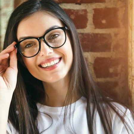 Najlepsze markowe okulary korekcyjne: Poradnik zakupowy dla osób ze wadą wzroku