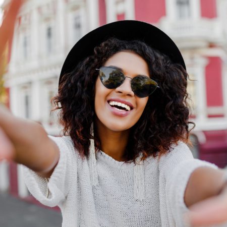 Przegląduj świat z klasą – Okulary przeciwsłoneczne Prada dla kobiet